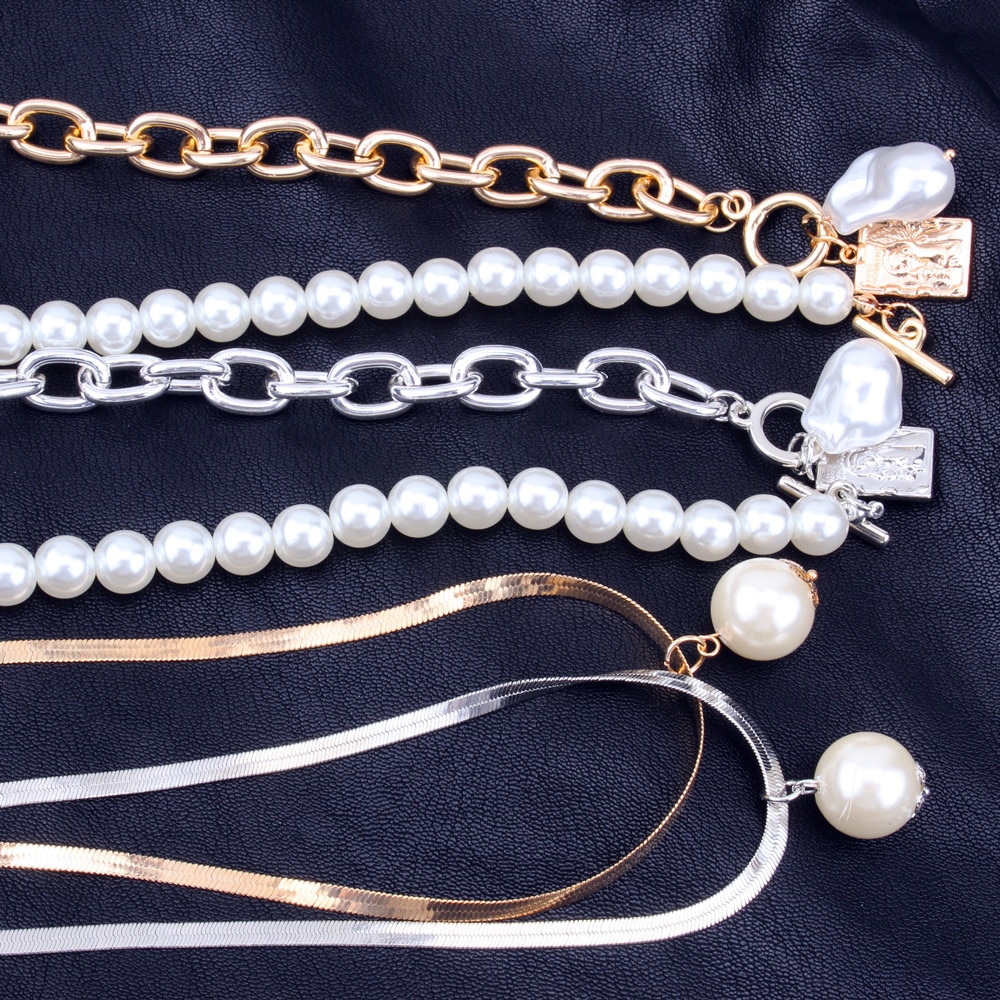 Pearls Decorated Women's Necklace